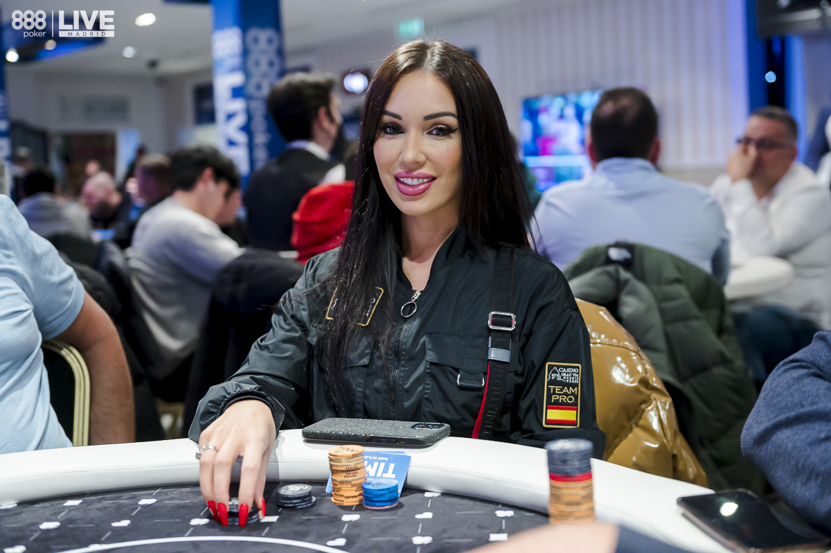​  What to Wear When Playing Poker (Tells) - More than Clothing​