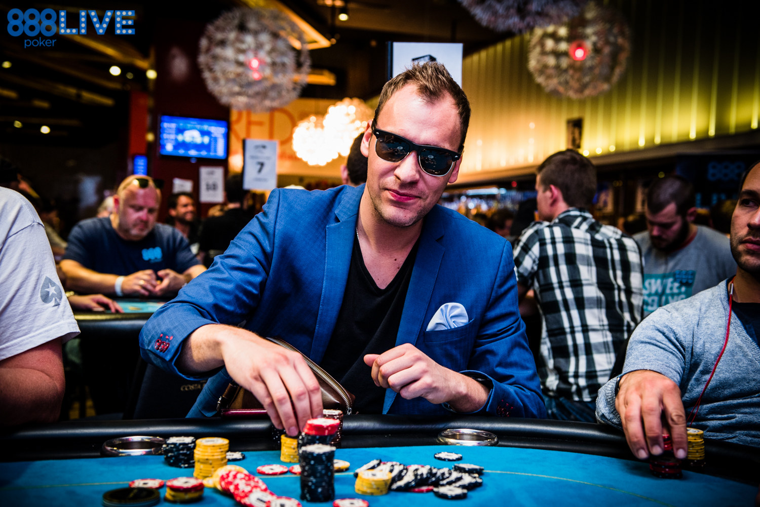 What to Wear When Playing Poker (Tells) - Essentials